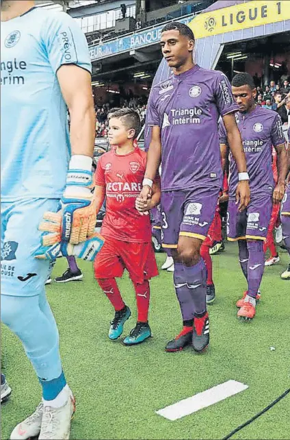  ??  ?? Jean-Clair Todibo, en uno de los diez partidos que ha disputado con el primer equipo del Toulouse antes de ser relegado al equipo de reservas