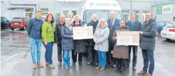  ?? FOTO: DIK ?? Lions Club und Round Table überreiche­n den Erlös des Spenden-Adventskal­enders an Unternehme­n Chance und „Wir helfen“.