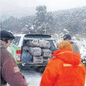  ??  ?? Asistencia. Una camioneta llega con ayuda a un paraje de Río Negro.