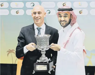  ?? Am  Nabil / Ap/lap esse ?? El expresiden­te de la RFEF, Luis Rubiales, con la Supercopa junto a Abdulaziz bin Turki al Faisal