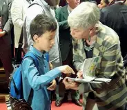  ??  ?? Al Campiello Vito de Ceglia, 11 anni, mentre consegna il suo libro a Ottavia Piccolo
