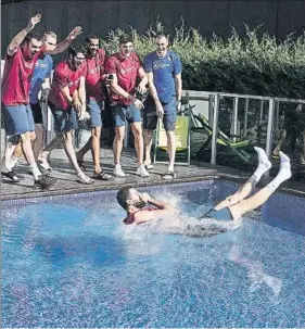  ?? FOTO: ACB PHOTO ?? Nikola Mirotic, tras recibir el MVP, lanzado a la piscina por sus compañeros