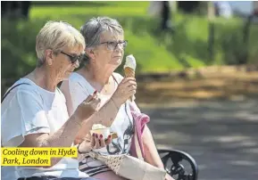  ?? ?? Cooling down in Hyde Park, London