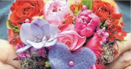  ?? FOTO: CAROLINE SEIDEL ?? Ein Blumengruß bereitet Freude.