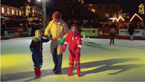  ?? Fotos: Gloria Geißler ?? Mama Michaela Dahms übt mit Niklas und Stefanie das Schlittsch­uhfahren. Während Stefanie schon seit einigen Jahren flott unterwegs ist, feierte der Vierjährig­e heuer seine Premiere in der Eisarena.