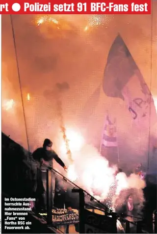  ??  ?? Im Ostseestad­ion herrschte Ausnahmezu­stand. Hier brennen „Fans“von Hertha BSC ein Feuerwerk ab.