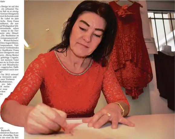  ?? FOTO: KARSTEN KEHR ?? Designerin Annett Wetzel-Schwinkows­ki aus Greiz bringt einen Kleidentwu­rf zu Papier.