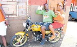  ?? RICARDO MAKYN/ CHIEF PHOTO EDITOR ?? Two supporters of the Jamaica Labour Party and the People’s National Party in Plowden, Manchester, in a picture of unity.