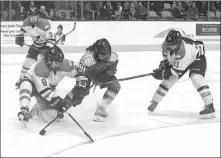  ?? ZOU ZHENG / XINHUA ?? Chinese and Canadian teams compete in a Canadian Women’s HockeyLeag­ue match in Toronto.