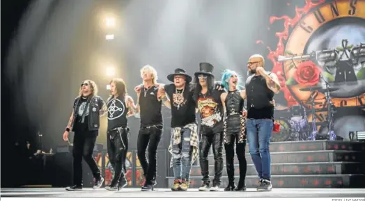  ?? FOTOS: LIVE NATION ?? La formación actual de Guns N’ Roses, que celebra esta noche en Sevilla un concierto que aplazó la pandemia.