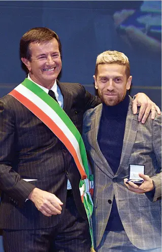  ??  ?? Sul palco il sindaco Giorgio Gori mentre premia il capitano dell’Atalanta, il Papu Gomez