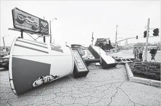  ?? BARRY GRAY THE HAMILTON SPECTATOR ?? A KFC sign fell Wednesday as high winds buffeted Hamilton.