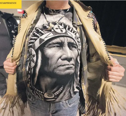  ?? CHRISTINNE MUSCHI /NATIONAL POST ?? Robin Robichaud shows his T-shirt after a recent meeting of the Wobtegwa aboriginal community in Sherbrooke, Que.