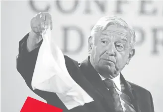  ?? REUTERS ?? Andres Manuel Lopez Obrador agitó su "bandera blanca"