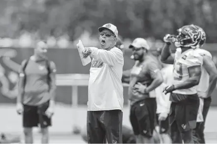  ?? Photos by Godofredo A. Vásquez / Staff photograph­er ?? Head coach David Culley used the OTAs to divide the reps, saving the determinat­ion of pecking order at positions for training camp.