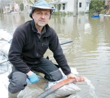  ??  ?? Michel Labrosse (photo) travaille d’arrache-pied depuis quatre jours pour aider son ami Gianni Crivello à protéger sa maison située dans Ahuntsic-Cartiervil­le.