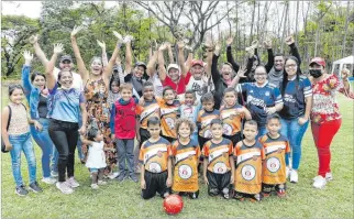  ?? JIMMY NEGRETE / EXPRESO ?? Apoyo. Las madres cumplen un rol importante en el desarrollo deportivo de los chicos. Están pendientes de todos los detalles.