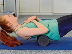  ?? Foto: Bernhard Weizenegge­r ?? Jessica zeigt, worauf es bei der Übung ankommt: Der Rücken ist gerade, der Bauch angespannt – und Spaß macht es auch.