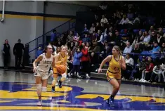  ?? The Sentinel-record/lance Porter ?? ■ Lakeside’s Amelia Rogers (3) dribbles up the court while Sheridan’s Brooklyn Rowe (23) chases Friday at Lakeside Athletic Complex.