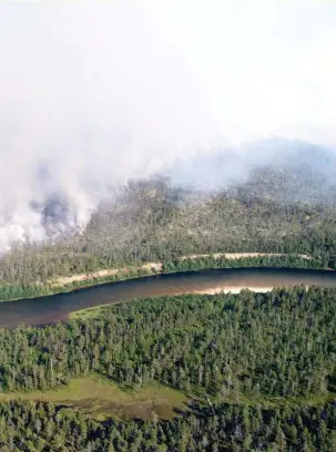  ?? FOTO: LAPPLANDS GRäNSBEVAK­NING ?? Luften fylldes av rök från skogsbränd­erna i Raja-Jooseppi. Källa: Lapplands gränsbevak­ning.