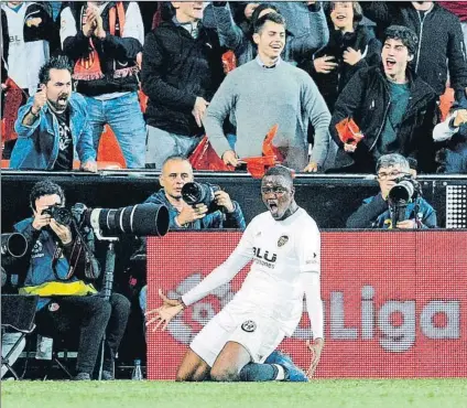  ?? FOTO: EFE ?? El central ché acudió al rescate en el descuento para lograr un sufrido punto para un Valencia bloqueado