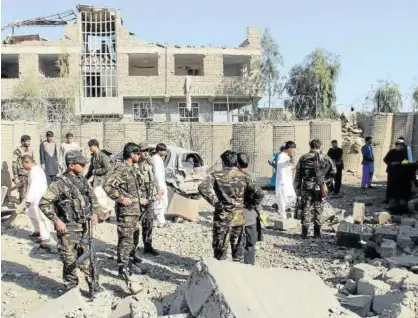  ?? Foto: Efe ?? Soldados del ejército afgano observan los daños ocasionado­s por un ataque talibán en la base militar.