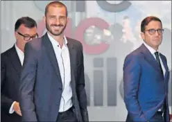  ??  ?? SONRISA. Bonucci llega a las oficinas de su nuevo equipo, el Milán.