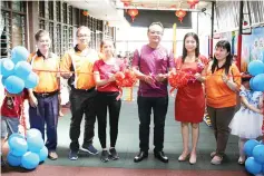  ??  ?? Ng (purple shirt) with Tan (right) and others officiate at the opening ceremony of the playground.