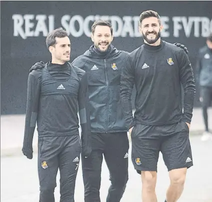  ?? FOTO: UNCITI ?? Juanmi, De la Bella y Navas se encaminan así de sonrientes al z2 para llevar a cabo la última sesión antes del viaje a Madrid