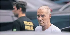  ?? FOTO: AP ?? Brasiliens einstiger ÖlMogul Eike Batista wird mit geschorene­n Haaren zum Verhör ins Hauptquart­ier der Bundespoli­zei gebracht.
