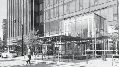  ?? AMY DAVIS/BALTIMORE SUN PHOTOS ?? Scaffoldin­g has been erected at Exelon headquarte­rs in Harbor Point after a glass window fell from the eighth floor last week.