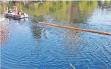  ??  ?? Auf der Donau wird eine Ölsperre eingericht­et.