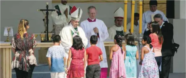  ?? |SYLVIO GARCÍA ?? Entre gigantogra­fías de la beata Laura Vicuña, el Padre Hurtado, Sor Teresita de Los Andes y el beato argentino mapuche Ceferino Namuncurá, el Papa ofició su primera misa en Chile aludiendo a la capacidad que tienen los chilenos de levantarse de los...