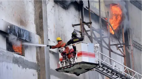  ?? ROMELIO MONTERO ?? El incendio se expandió rápidament­e por todo el establecim­iento comercial.