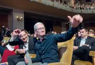  ??  ?? Tim Cook, insieme al presidente dell’Osservator­io Giovani-Editori, Andrea Ceccherini, dentro il cinema Odeon dove il Ceo di Apple ha incontrato i mille studenti