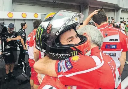  ?? FOTO: TWITTER ?? Gigi Dall’Igna abraza a Jorge Lorenzo al final de la carrera de Sepang. En la cúpula Ducati las admitieron aunque el piloto las negó