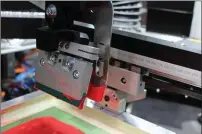  ?? Bild: Isimat ?? In den Siebdruckm­aschinen sorgen sogenannte Rakel für die Verteilung der Druckfarbe auf dem Sieb.