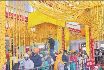  ??  ?? DECKED UP: Devotees making garlands to decorate Gurdwara Ber Sahib at Sultanpur Lodhi on the 549th Parkash Parv of Guru Nanak Dev.