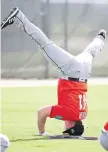  ?? DAVID SANTIAGO dsantiago@miamiheral­d.com ?? Justin Bour, then a first baseman with the Miami Marlins, does a headstand during spring training baseball workouts at Roger Dean Stadium in 2018 in Jupiter.