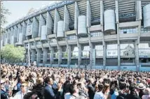  ?? FOTOS: JOSÉ ANTONIO GARCÍA SIRVENT ?? Miles de moteros y aficionado­s se congregaro­n en el Estadio Bernabéu, punto de reunión de los diversos actos de homenaje a Ángel Nieto, fallecido en agosto