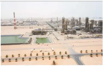  ?? BLOOMBERG FILES ?? Abu Dhabi is shelling out US$122 billion to ramp up production at the Abu Dhabi National Oil Co., whose facility is pictured, despite the global oil price collapse.