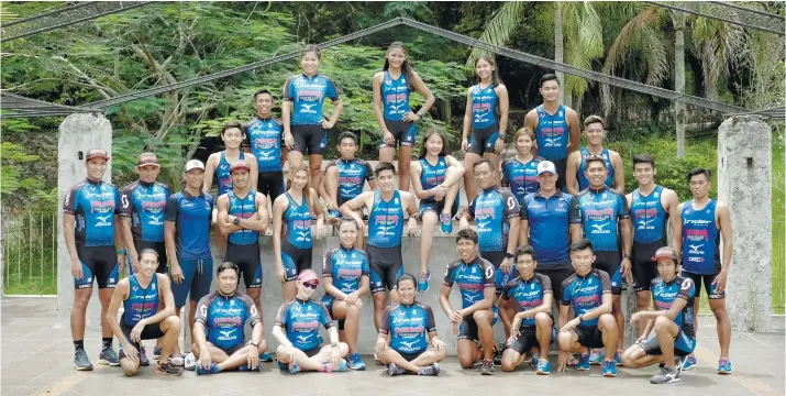  ?? CONTRIBUTE­D FOTO ?? BIGGER GOAL FOR NEW YEAR. Members of the Rider-Omega Triathlon Team pose for a group photo. The Cebu-based squad is targeting a better performanc­e locally and internatio­nally in 2019 .