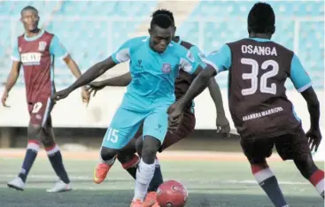  ??  ?? A midfield scramble during the Aiteo Cup semi-final match between Niger Tornadoes and FC IfeanyiUba­h at the Bako Kontagora Stadium last year. Tornadoes won 4-2