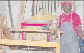  ?? ?? LaMgabhi In Progress Investment­s Chairman Doctor Msimango explains the operation of the electric brick production machine they acquired through the Regional Developmen­t Fund (RDF) under the Ministry of Tinkhundla Administra­tion and Regional Developmen­t.