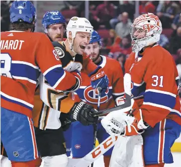  ?? PHOTO MARTIN CHEVALIER ?? Le vétéran Ryan Getzlaf a réagi après un bel arrêt de Carey Price au deuxième vingt. Le gardien du Tricolore a semblé la trouver bien bonne.