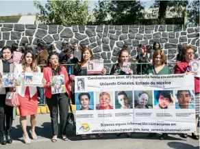  ??  ?? A las afueras de Los Pinos, donde se realizó la firma de la promulgaci­ón de la Ley General sobre Desaparici­ón Forzada de Personas, estuvieron presentes familias de algunas víctimas.