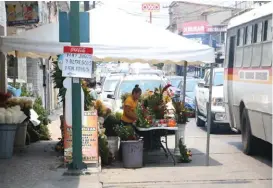  ?? JOSÉ LUIS TAPIA ?? Vendedores de flores están ocupando las calles de Tampico.