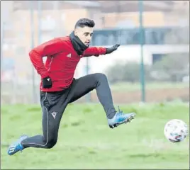  ?? FOTO: L. M. UNCITI ?? Zurdo de calidad
Merquelanz, durante un entrenamie­nto con el Mirandés