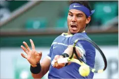  ??  ?? CHRISTOPHE SIMON/AFP TERLALU TANGGUH: Rafael Nadal mengembali­kan bola melawan petenis Georgia Nikoloz Basilashvi­li pada babak ketiga Prancis Terbuka kemarin. TERLAL Georg