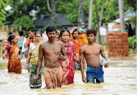  ?? Foto: Sushanta Das, dpa ?? In Indien und anderen Staaten Asiens ist der Monsun in diesem Jahr besonders heftig ausgefalle­n und hat viele Menschen gezwungen, ihr Zuhause zu verlassen. Unser Bild ent stand Anfang September: Menschen im indischen Agartala bringen sich auf einer vom...